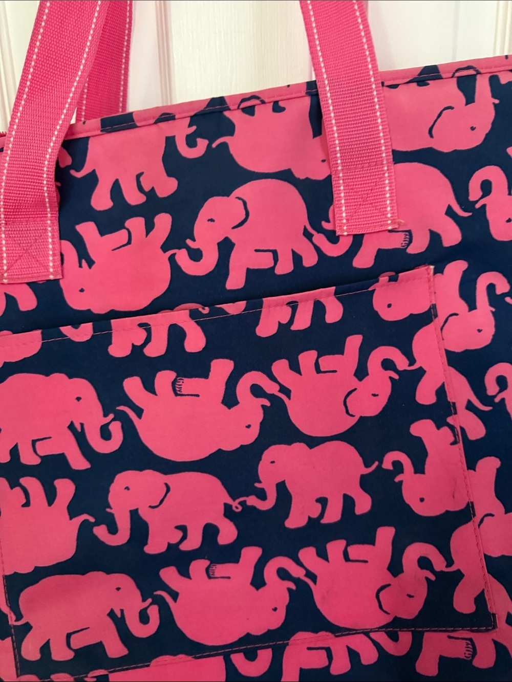 Lilly Pulitzer Navy and Pink Insulated Trunk Sun pattern. - Picture 2 of 6